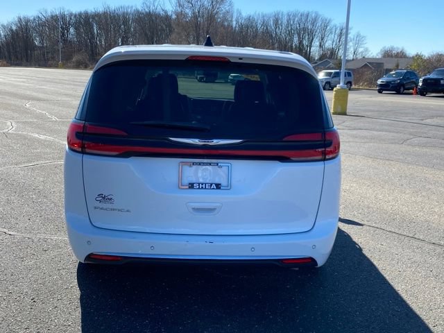 Used 2024 Chrysler Pacifica Touring-L FWD image 4