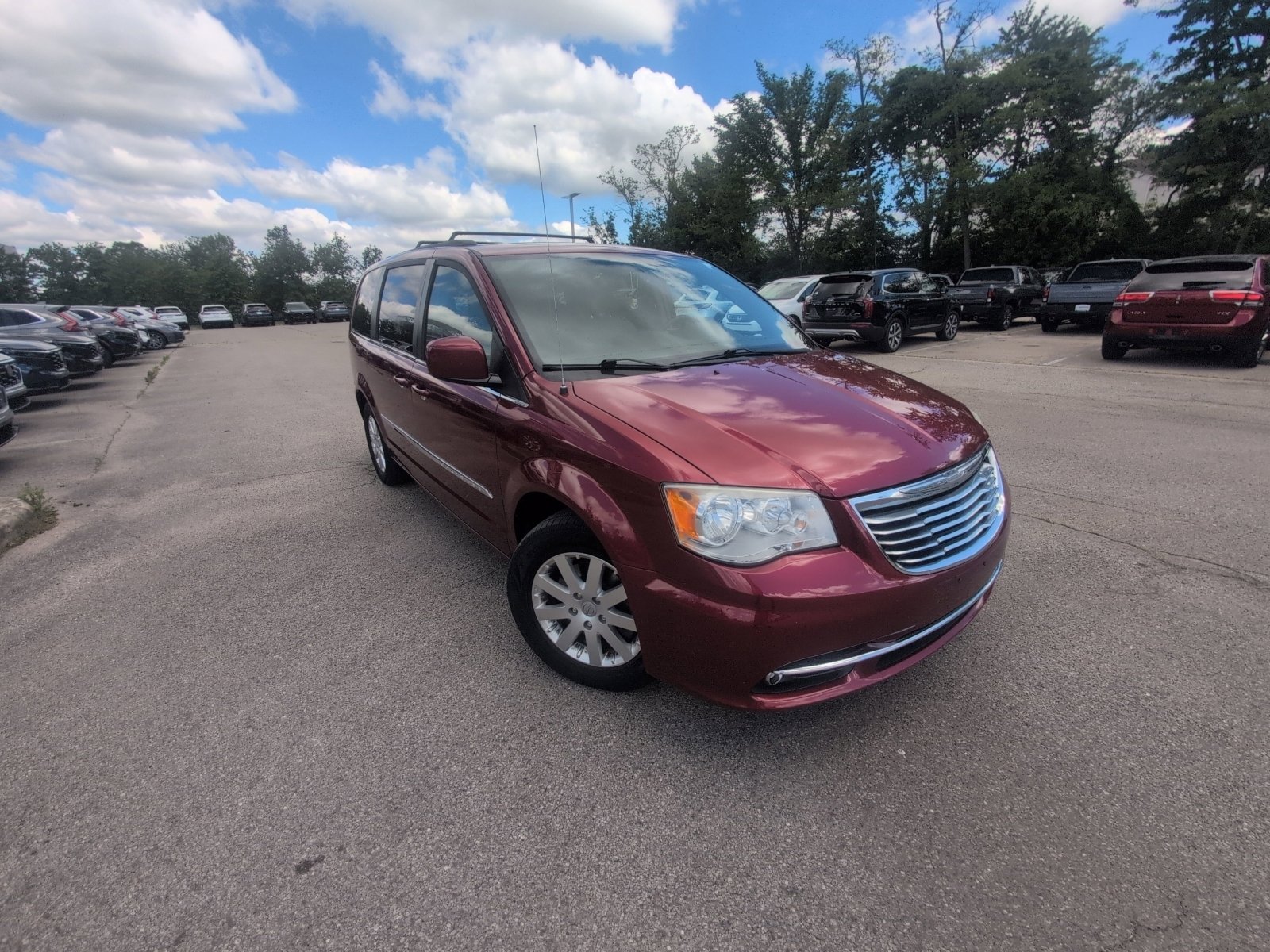 Used 2015 Chrysler Town & Country Touring FWD image 27