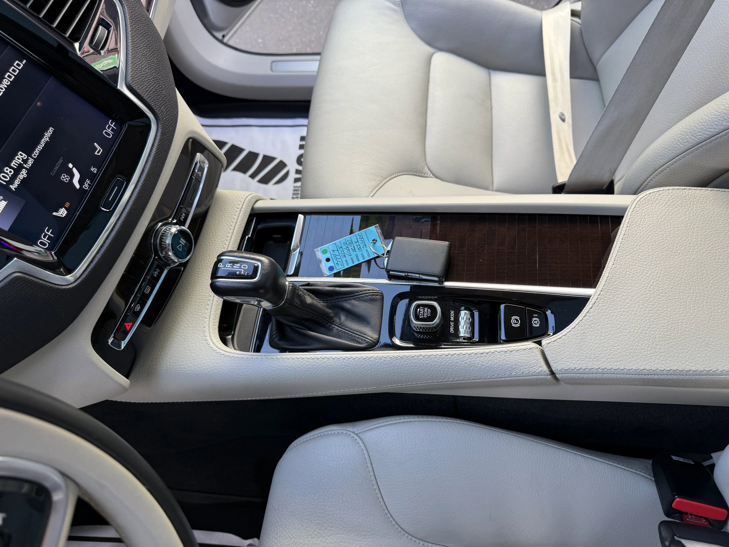 Used 2018 Volvo XC90 T6 Momentum w/ Convenience Package image 11