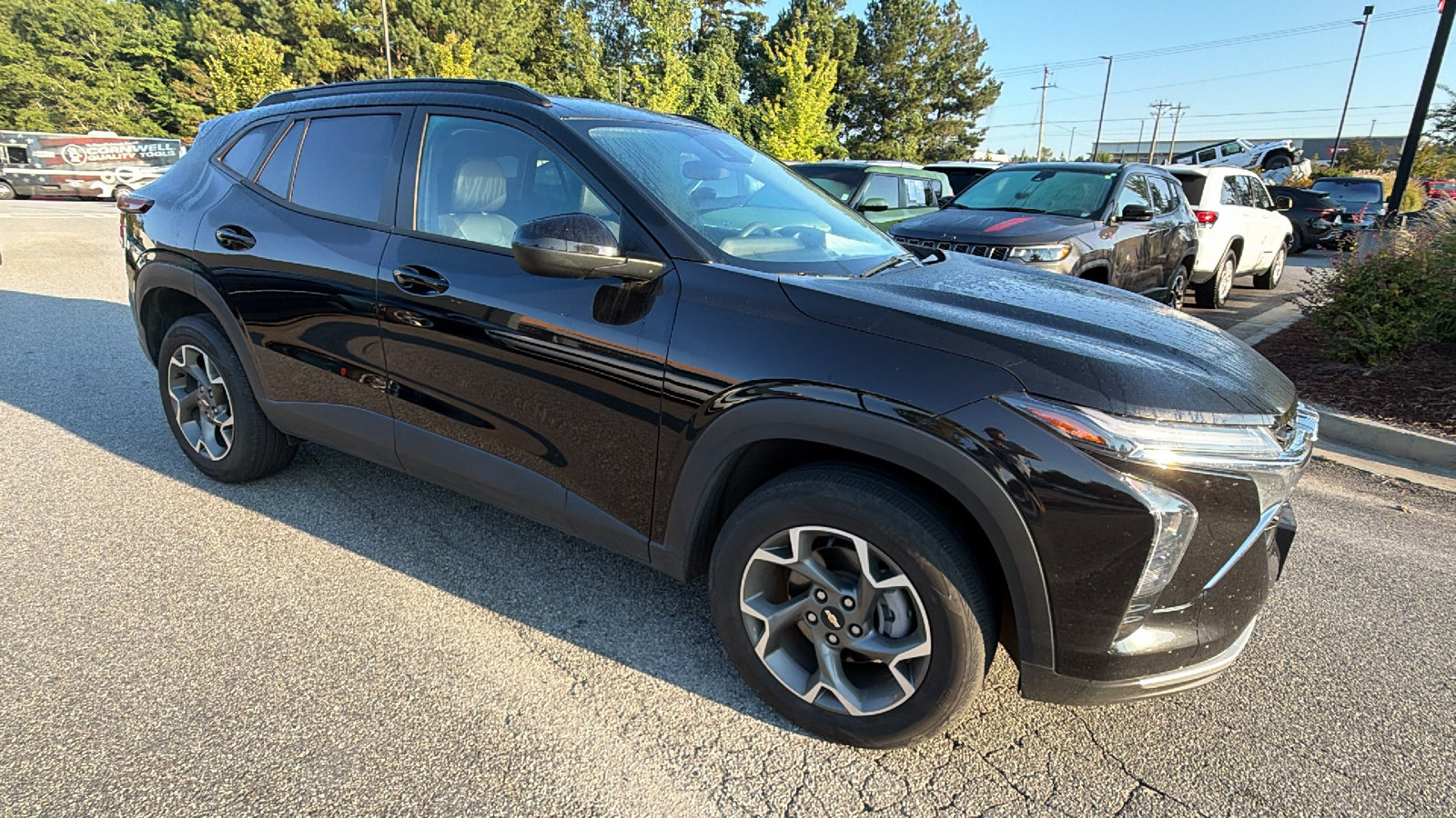 Used 2025 Chevrolet Trax LT FWD image 5