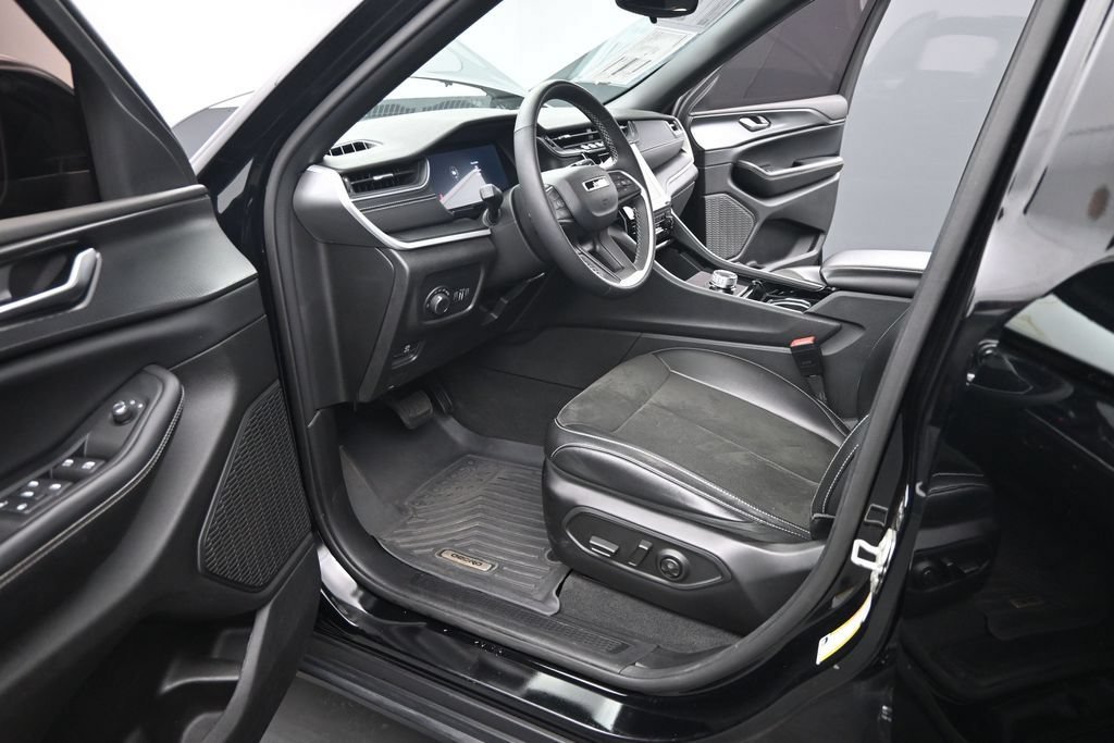 Used 2023 Jeep Grand Cherokee Altitude AWD/4WD image 9