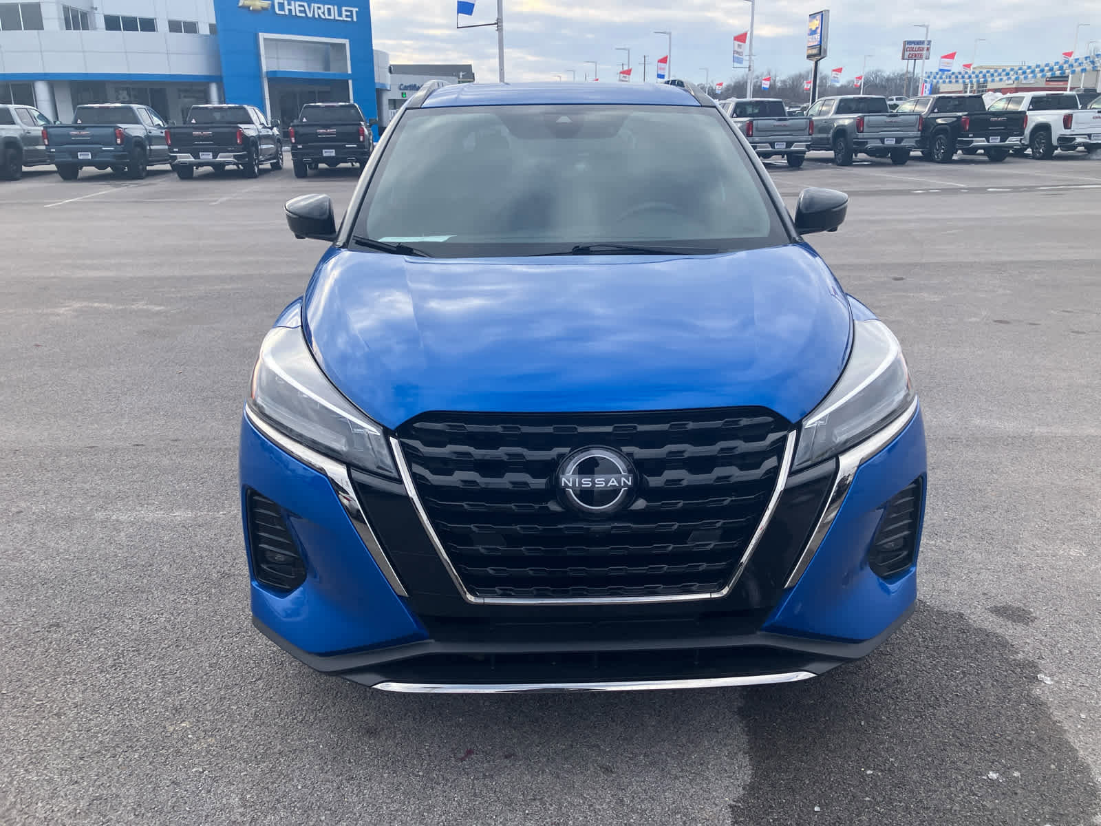 Used 2024 Nissan Kicks SR image 2