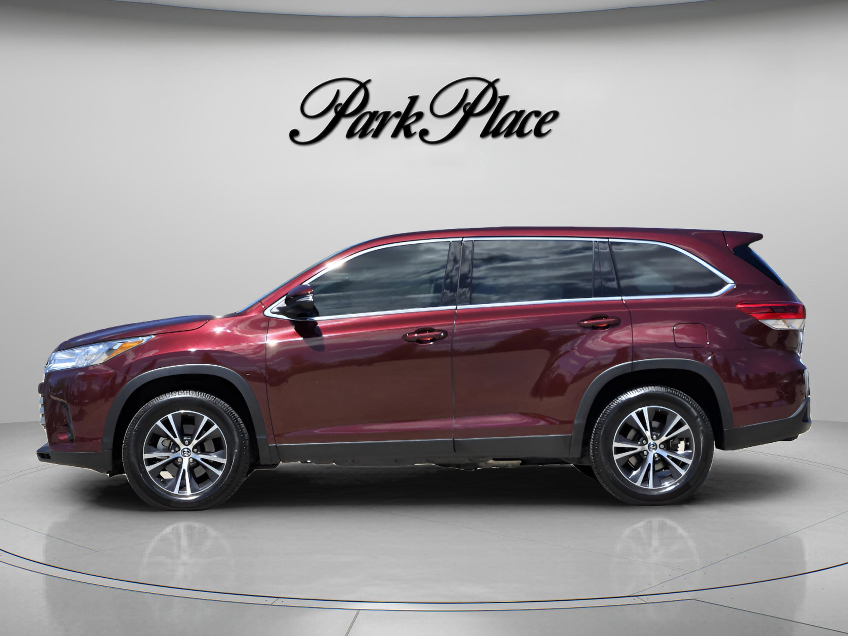 Used 2019 Toyota Highlander LE image 2