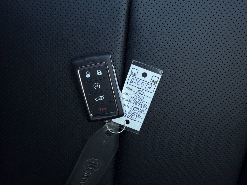 New 2025 Jeep Grand Cherokee L Limited w/ Luxury Tech Group II image 37