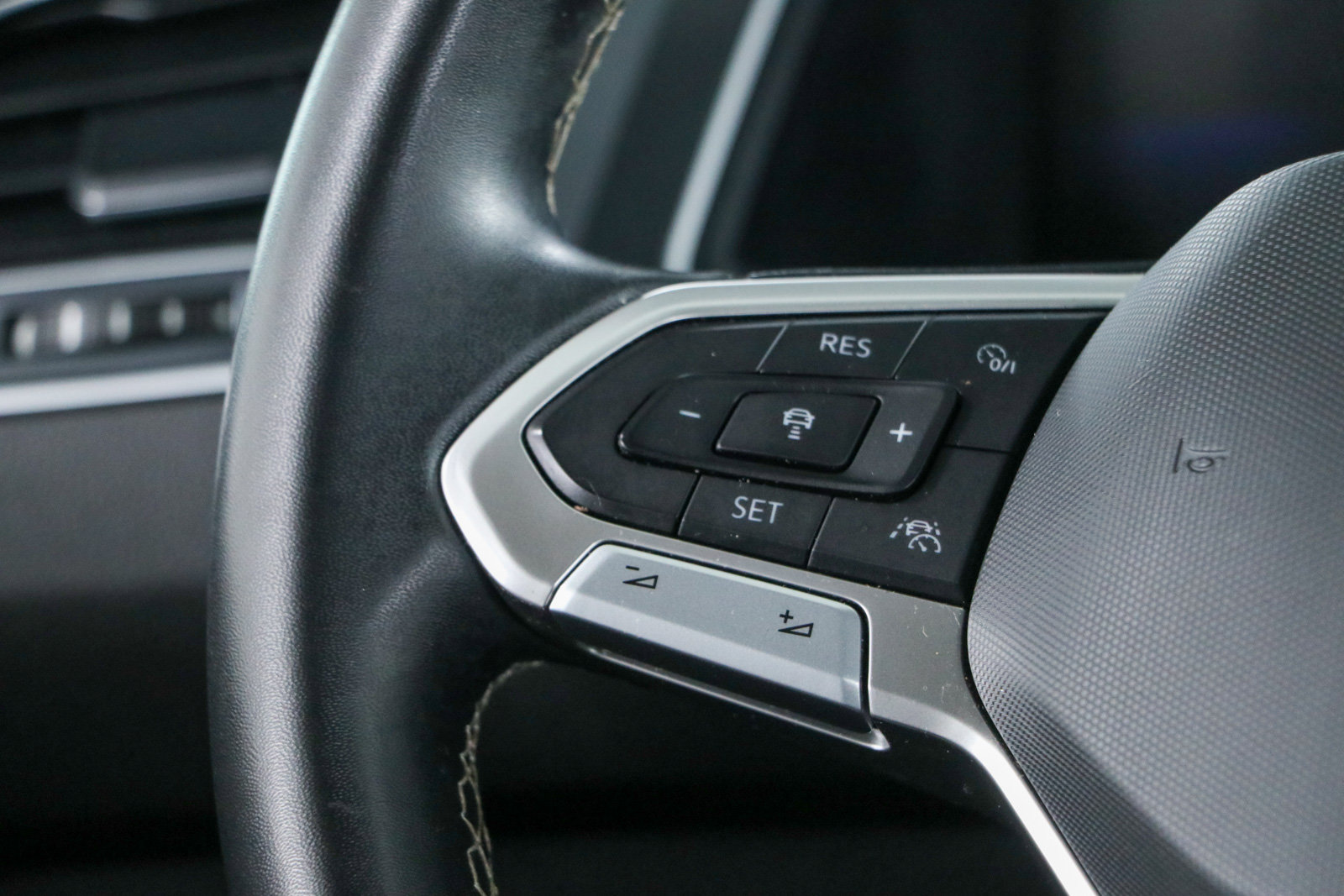 Used 2023 Volkswagen Tiguan SE w/ Panoramic Sunroof Package FWD image 13