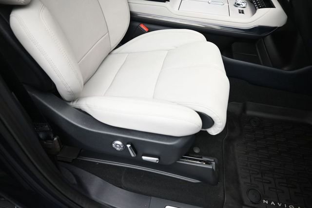 Certified 2025 Lincoln Navigator Reserve AWD/4WD image 36