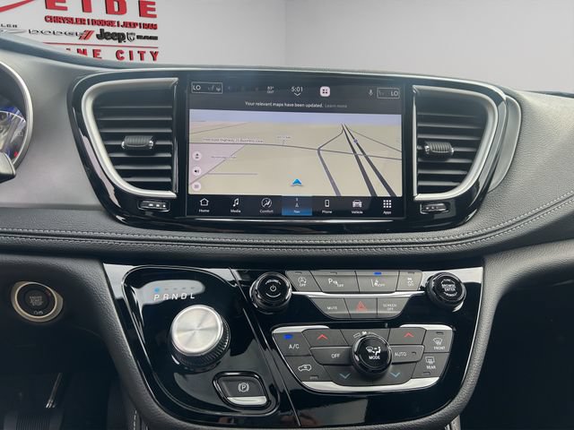 New 2027 Chrysler Pacifica Limited AWD/4WD image 2