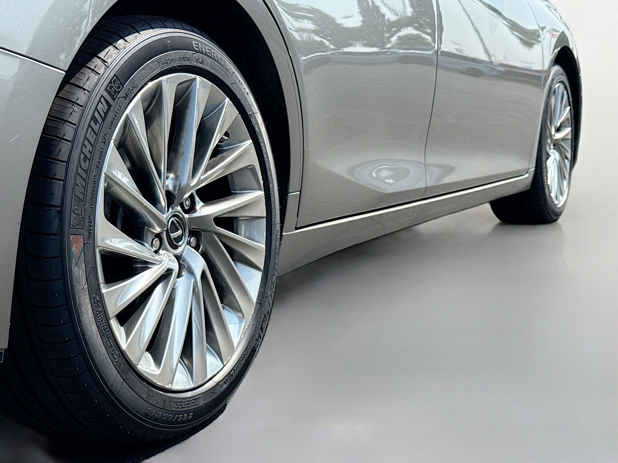 Used 2019 Lexus ES 350 w/ Accessory Package 2 FWD image 2
