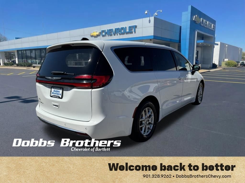Used 2023 Chrysler Pacifica Touring-L image 7