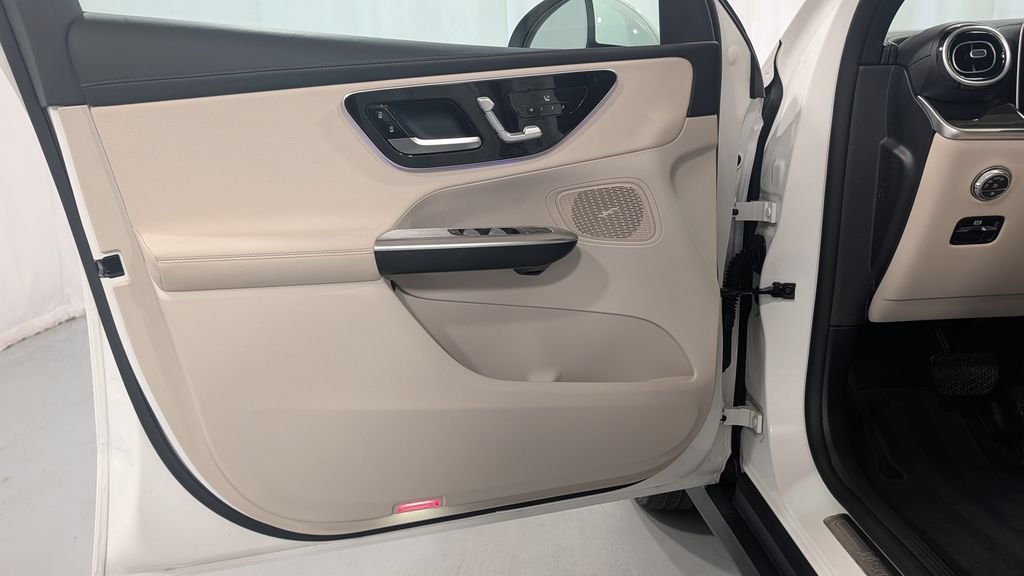 Used 2024 Mercedes-Benz GLC 300 4MATIC image 9