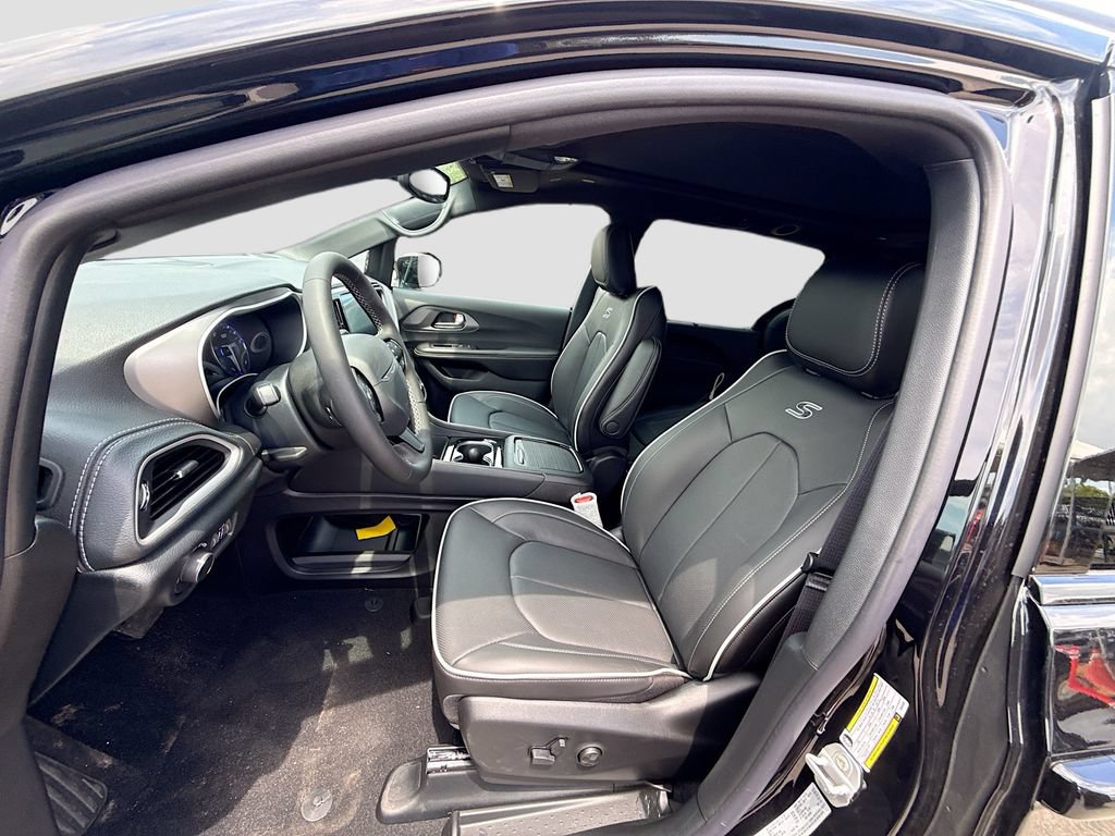 New 2027 Chrysler Pacifica Limited FWD image 22