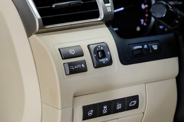 Used 2014 Lexus LX 570 4WD image 35