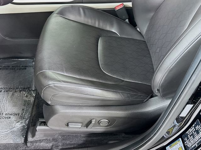 Used 2023 Kia Carnival LX FWD image 18