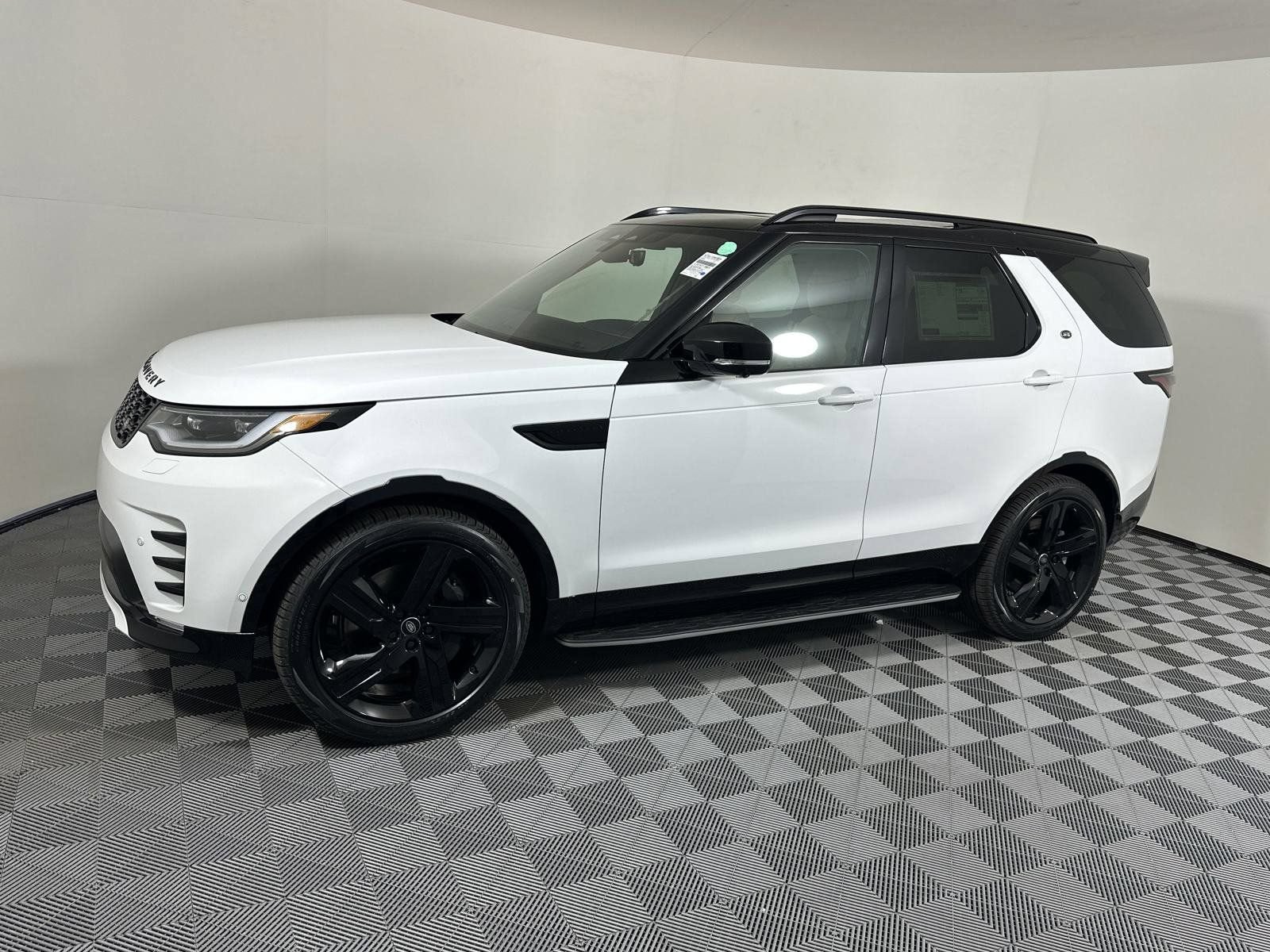 Used 2025 Land Rover Discovery Dynamic SE AWD/4WD image 20
