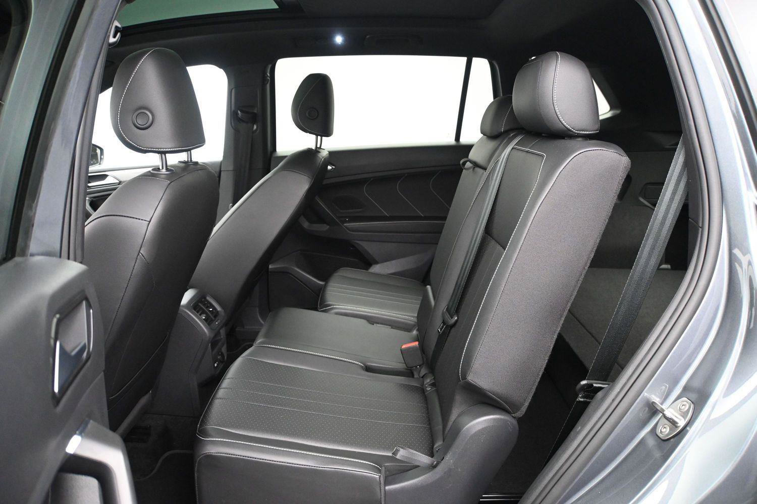 Certified 2023 Volkswagen Tiguan SE R-Line AWD/4WD image 9