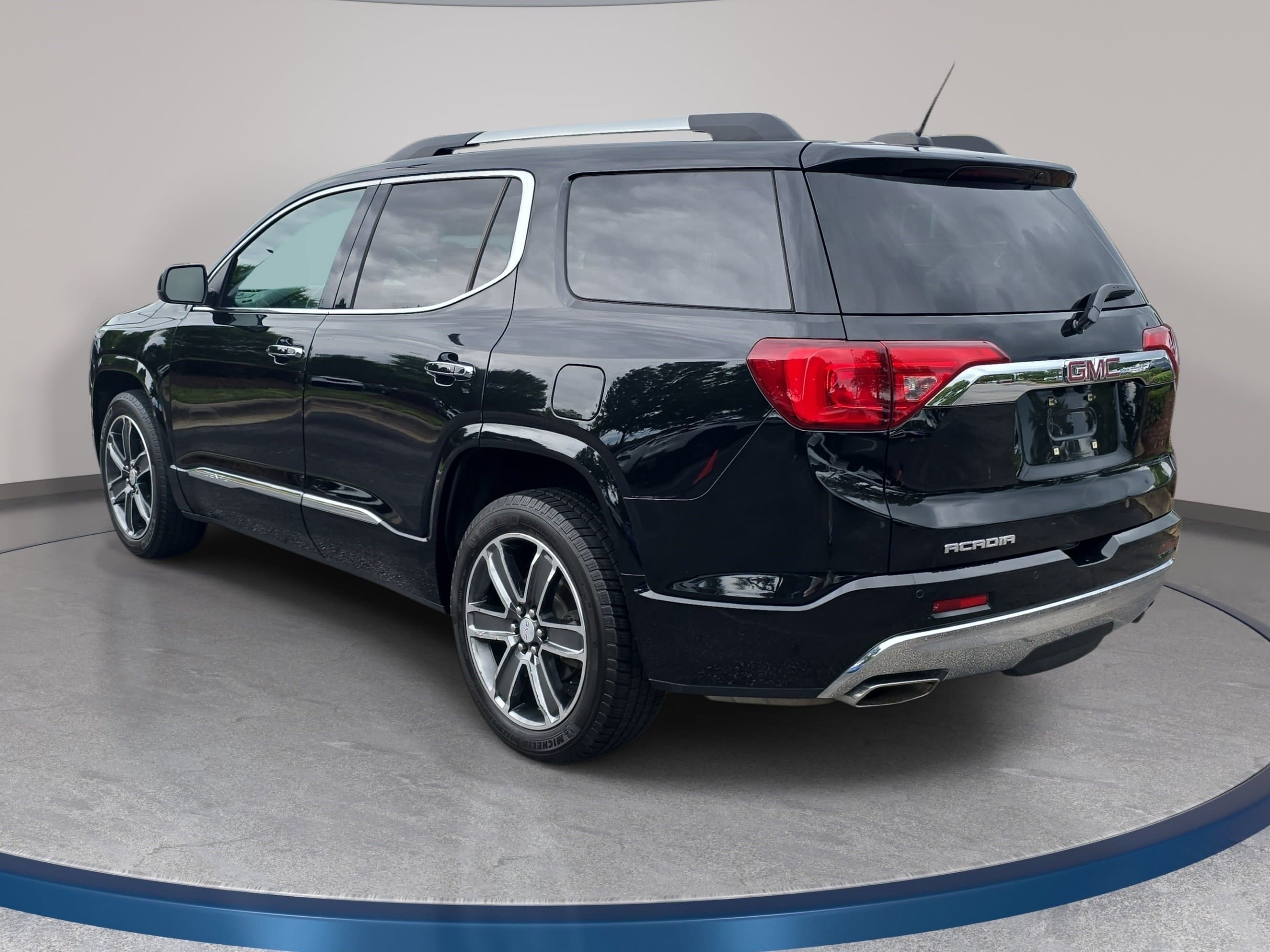 Used 2017 GMC Acadia Denali w/ Technology Package FWD image 7