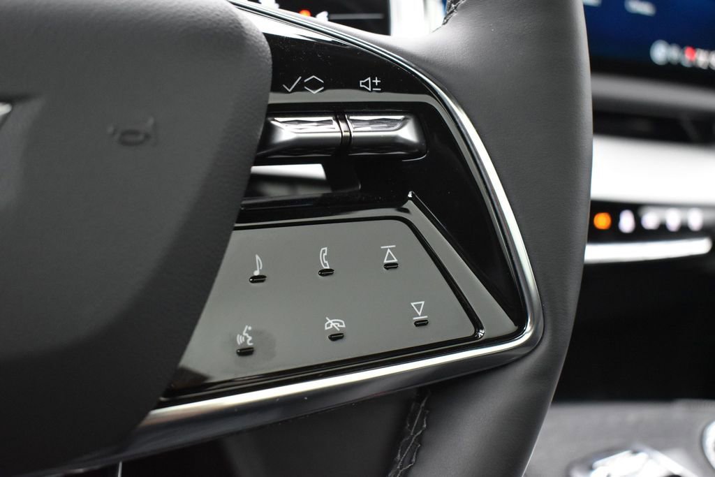 Certified 2025 Cadillac Optiq Luxury 2 AWD/4WD image 17