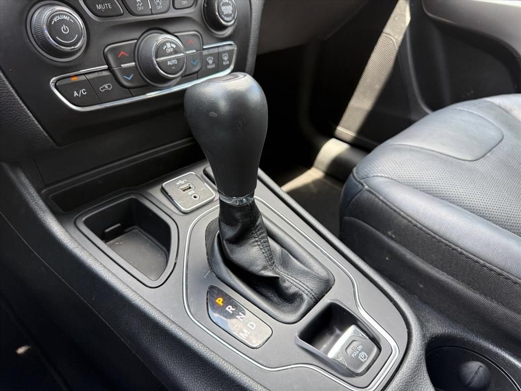Used 2021 Jeep Cherokee Latitude Lux w/ Comfort/Convenience Group FWD image 17