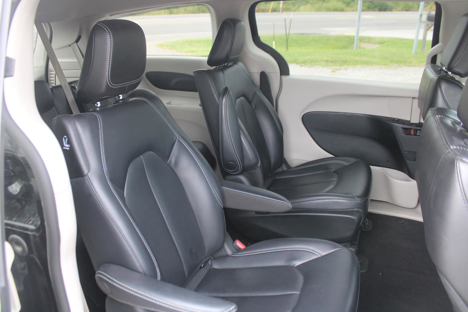Used 2023 Chrysler Pacifica Touring-L image 19