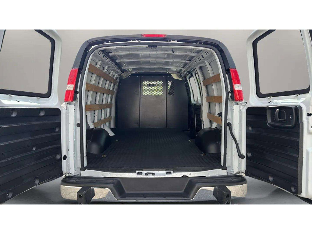 Used 2024 GMC Savana 2500 w/ Driver Convenience Package image 9