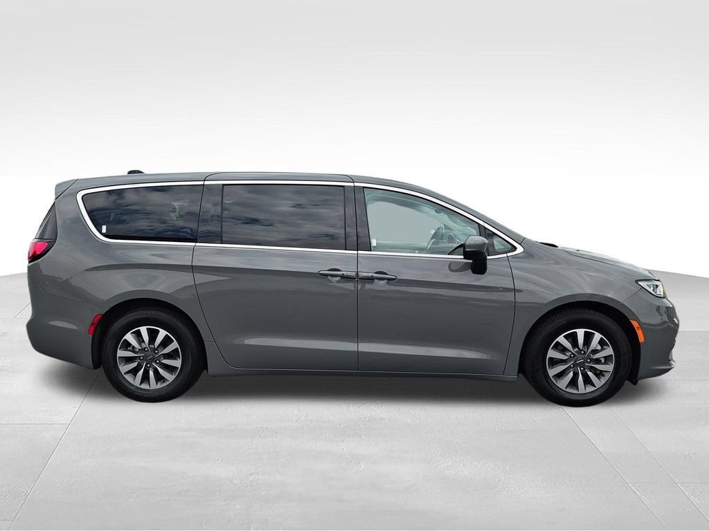 Used 2023 Chrysler Pacifica Touring-L FWD image 6