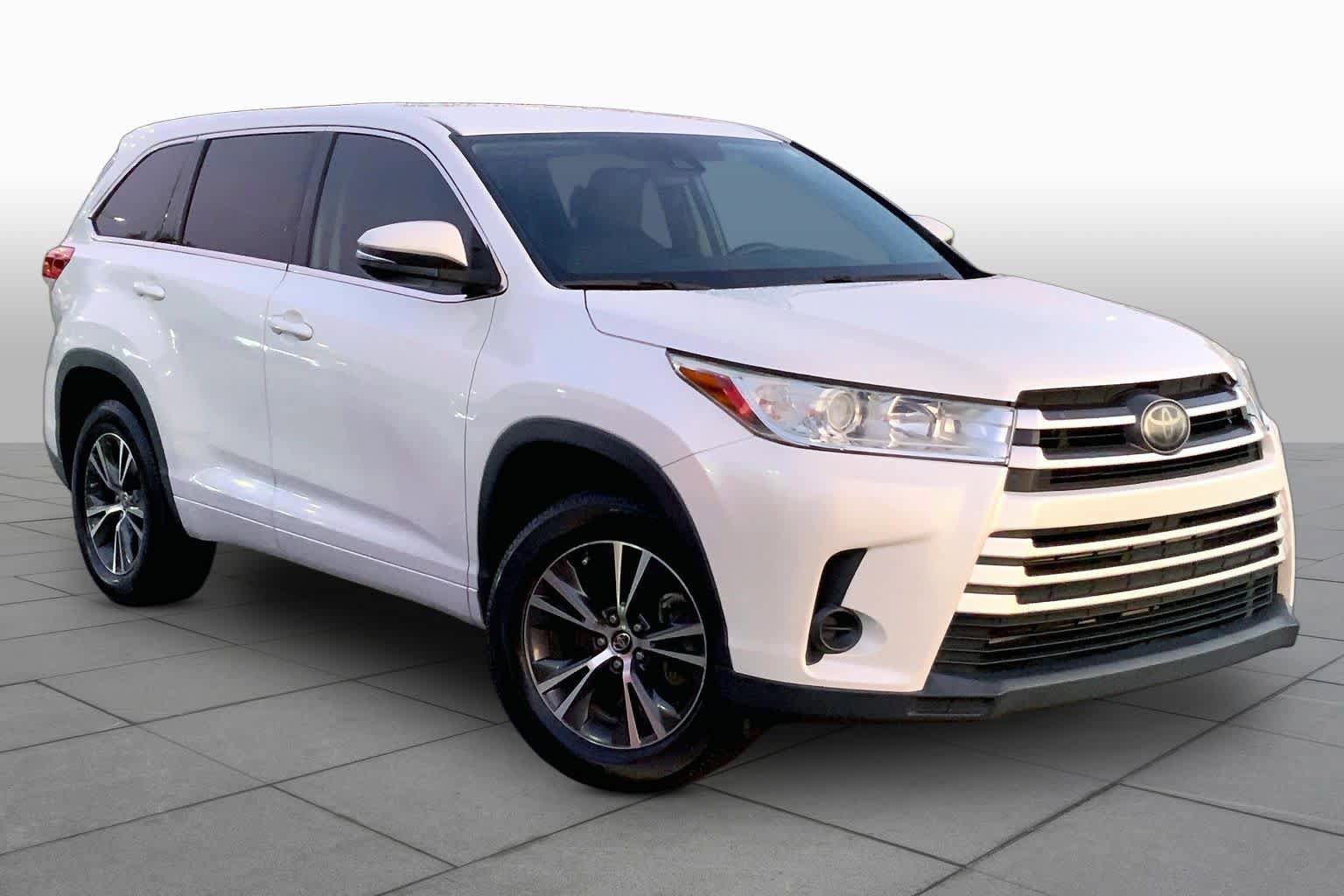 Used 2017 Toyota Highlander LE FWD image 3