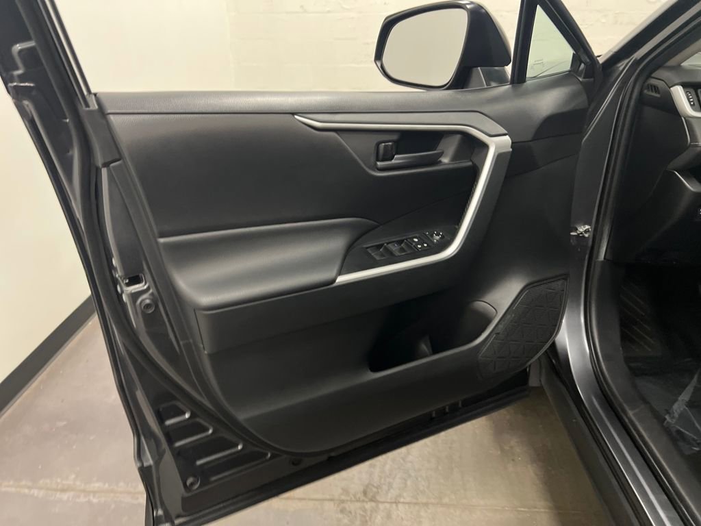 Used 2021 Toyota RAV4 LE image 12