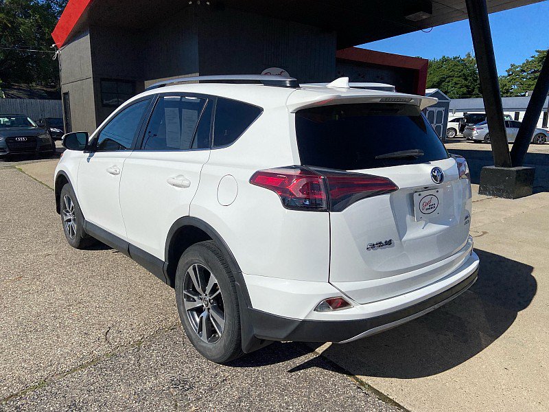 Used 2018 Toyota RAV4 XLE AWD/4WD image 2