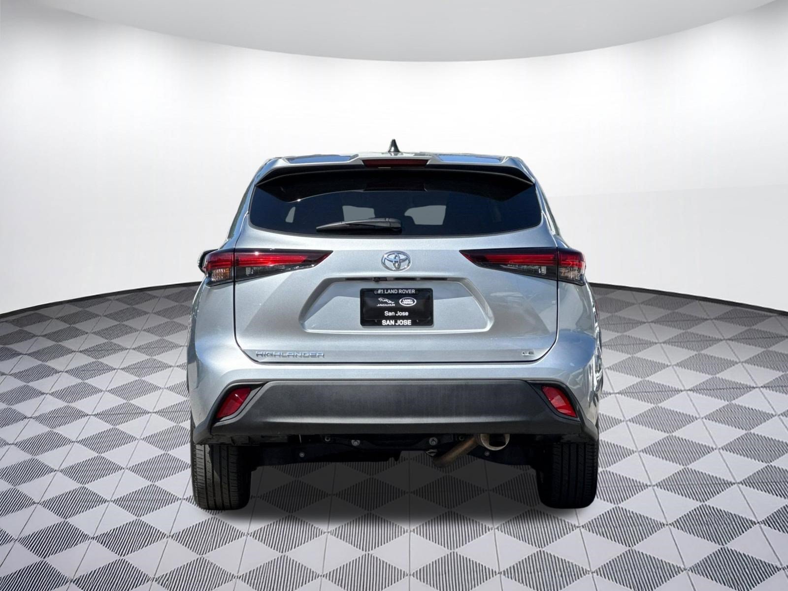 Used 2025 Toyota Highlander LE FWD image 10