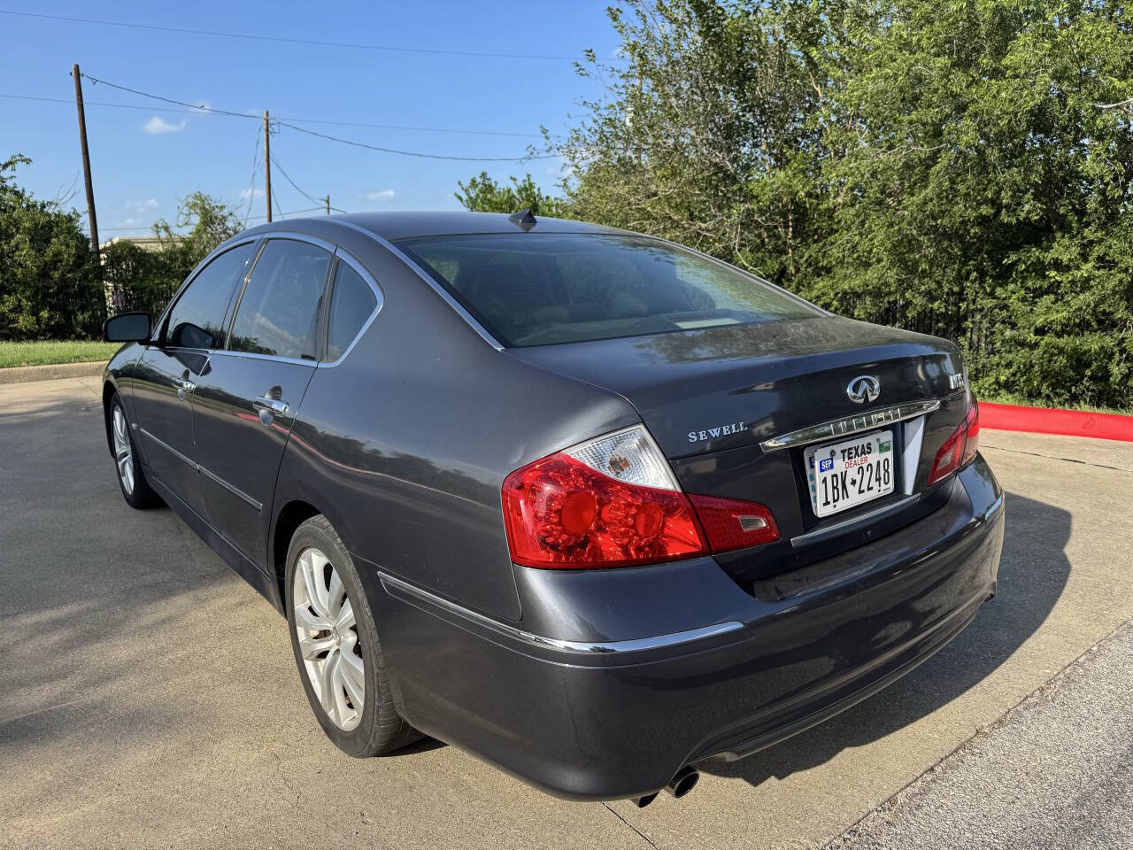Used 2010 INFINITI M35 w/ Technology Pkg RWD image 5