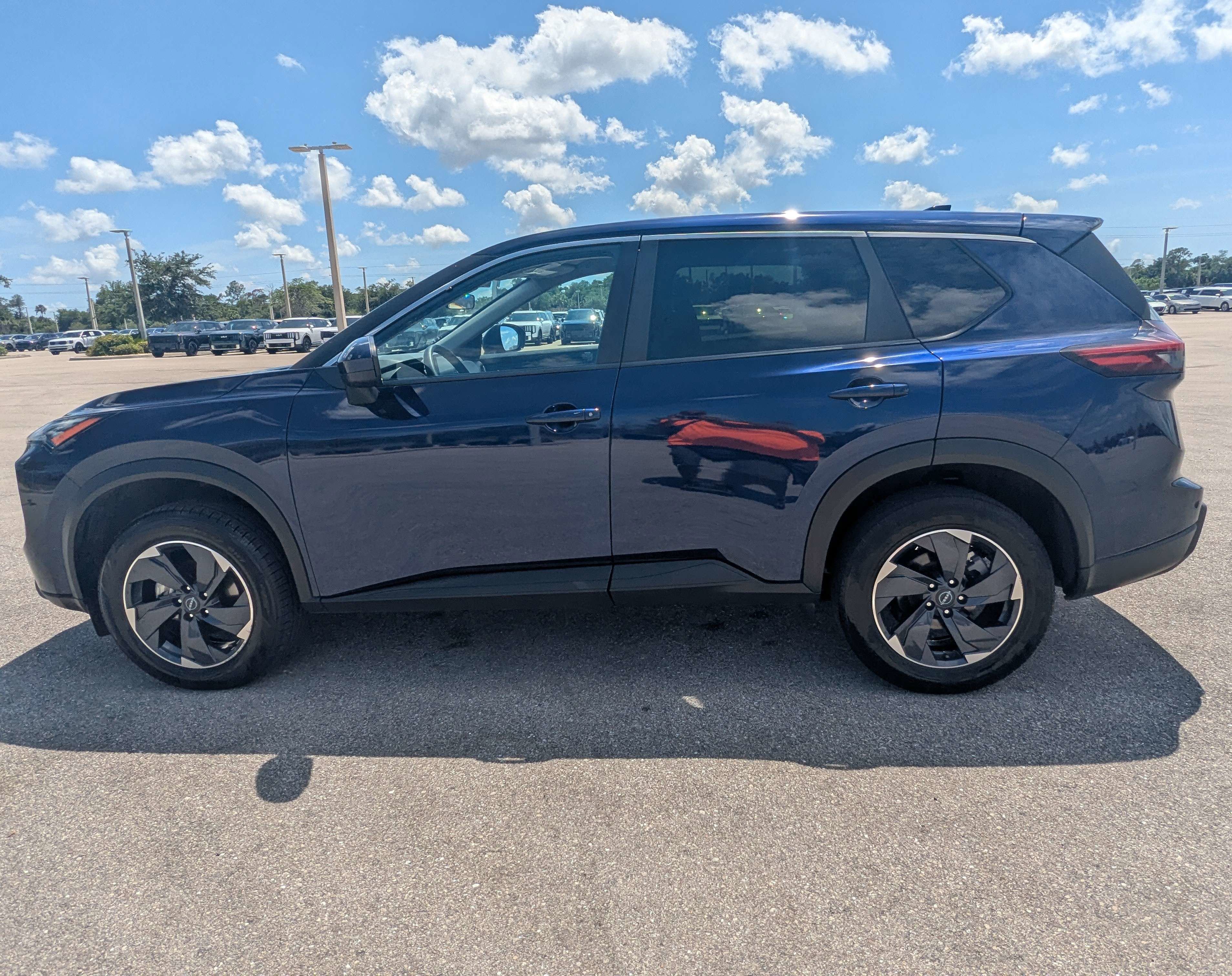 Used 2024 Nissan Rogue SV FWD image 8