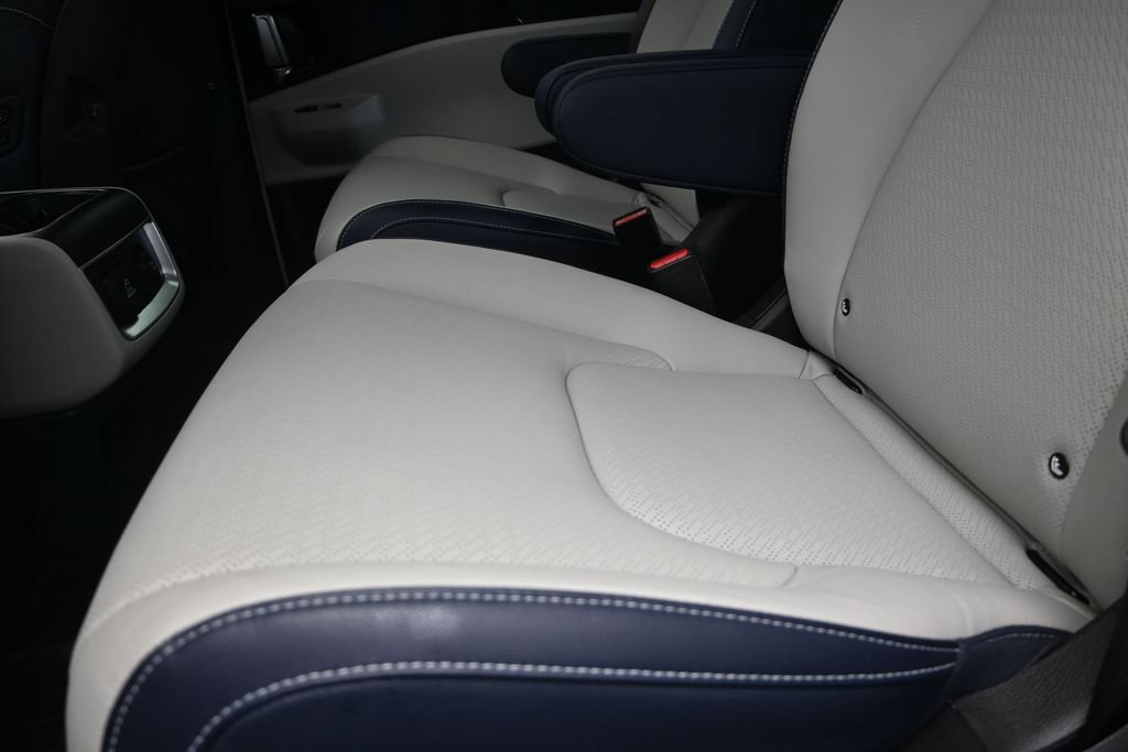 Used 2025 Kia Carnival SX Prestige FWD image 16