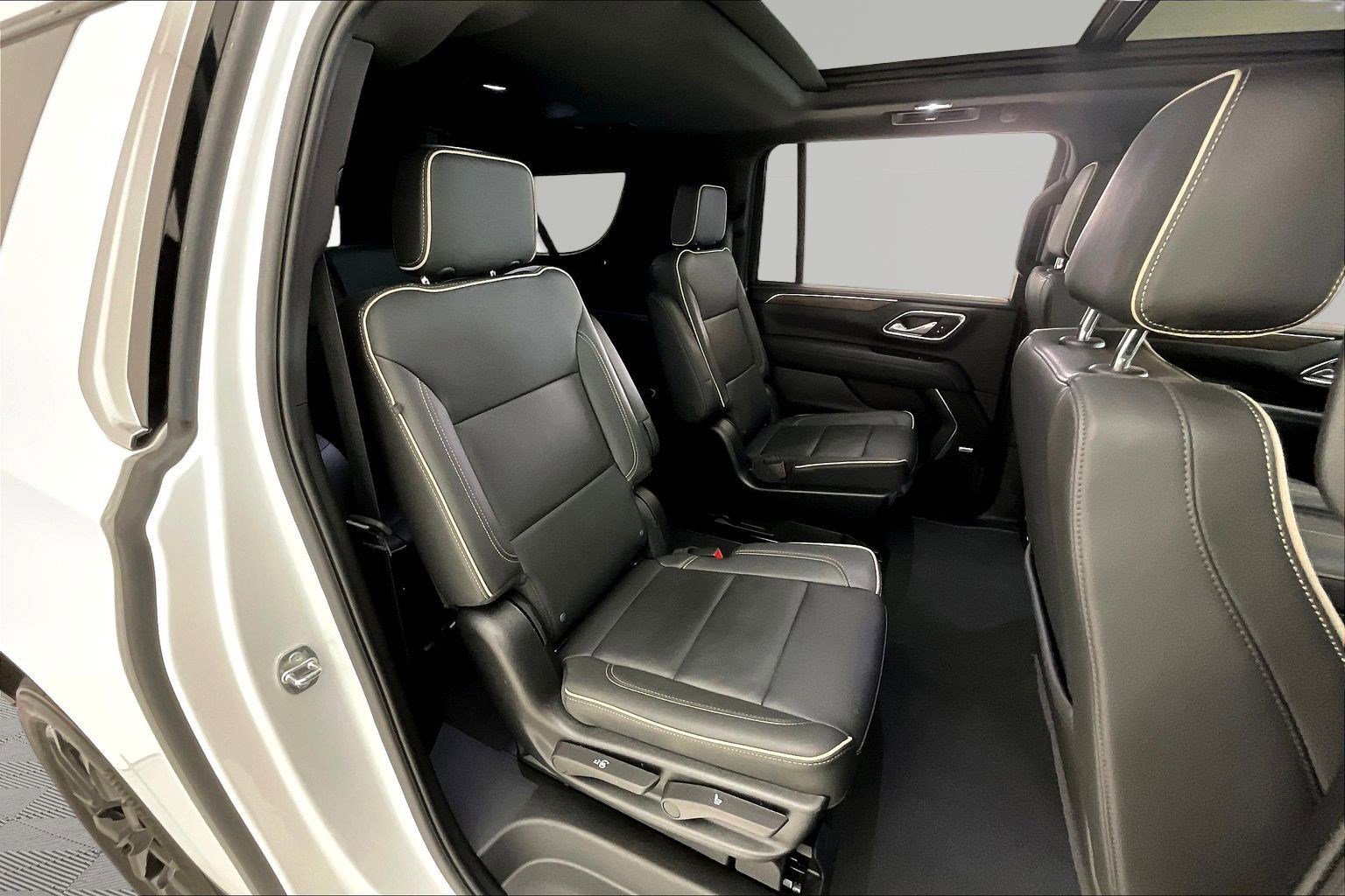 Used 2024 Chevrolet Suburban Premier w/ Premium Package 2 AWD/4WD image 25
