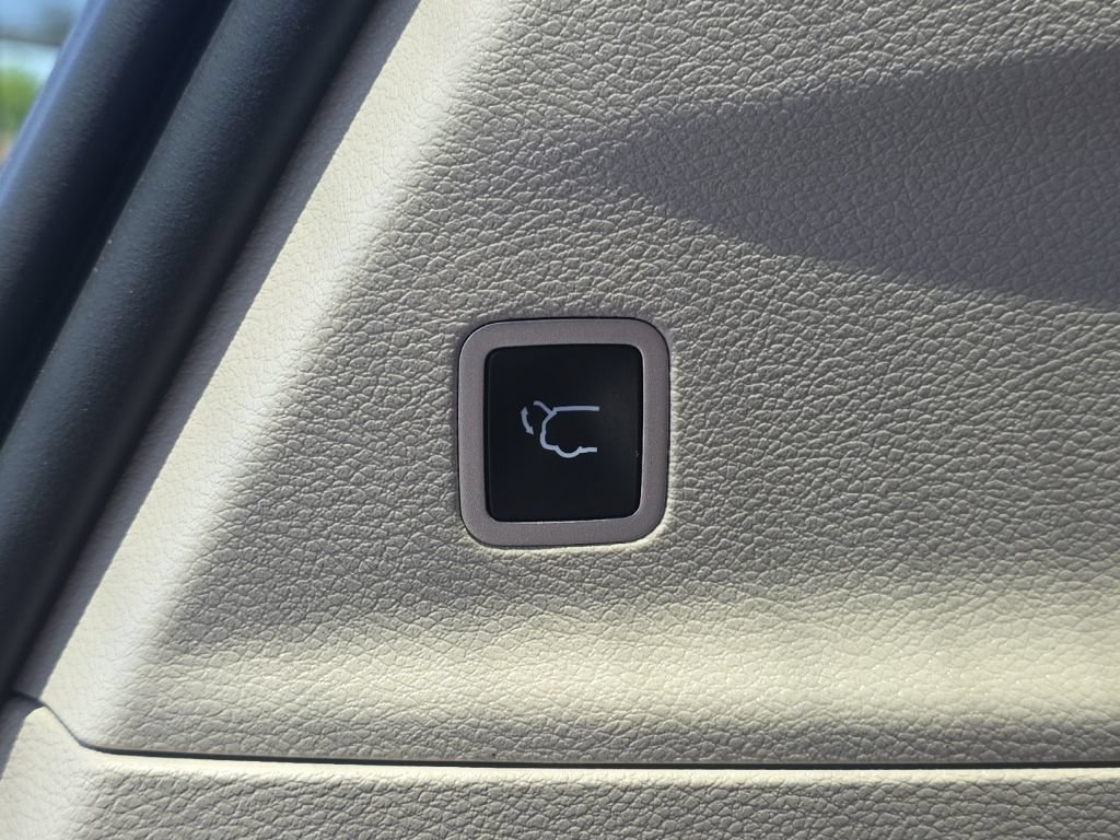 Used 2023 Chrysler Voyager LX FWD image 15