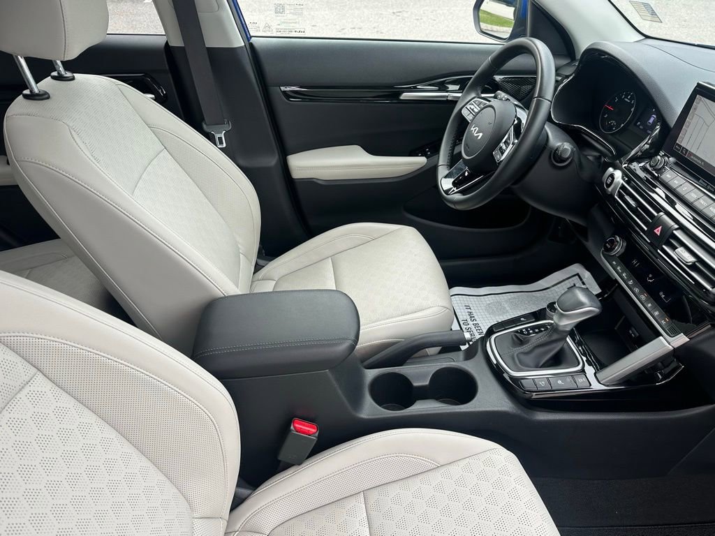Used 2023 Kia Seltos EX image 16