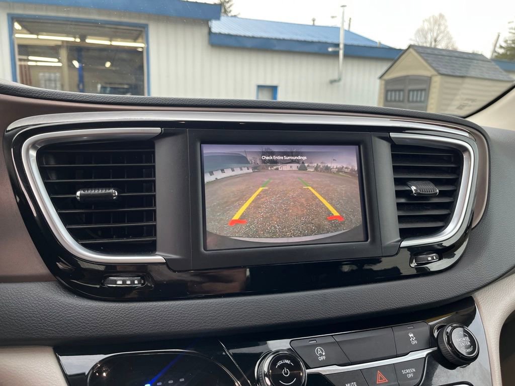 Used 2023 Chrysler Voyager LX image 23