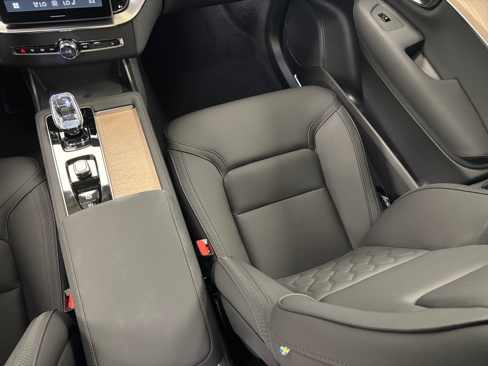 New 2026 Volvo XC90 B6 Plus w/ Protection Package Premier AWD/4WD image 18