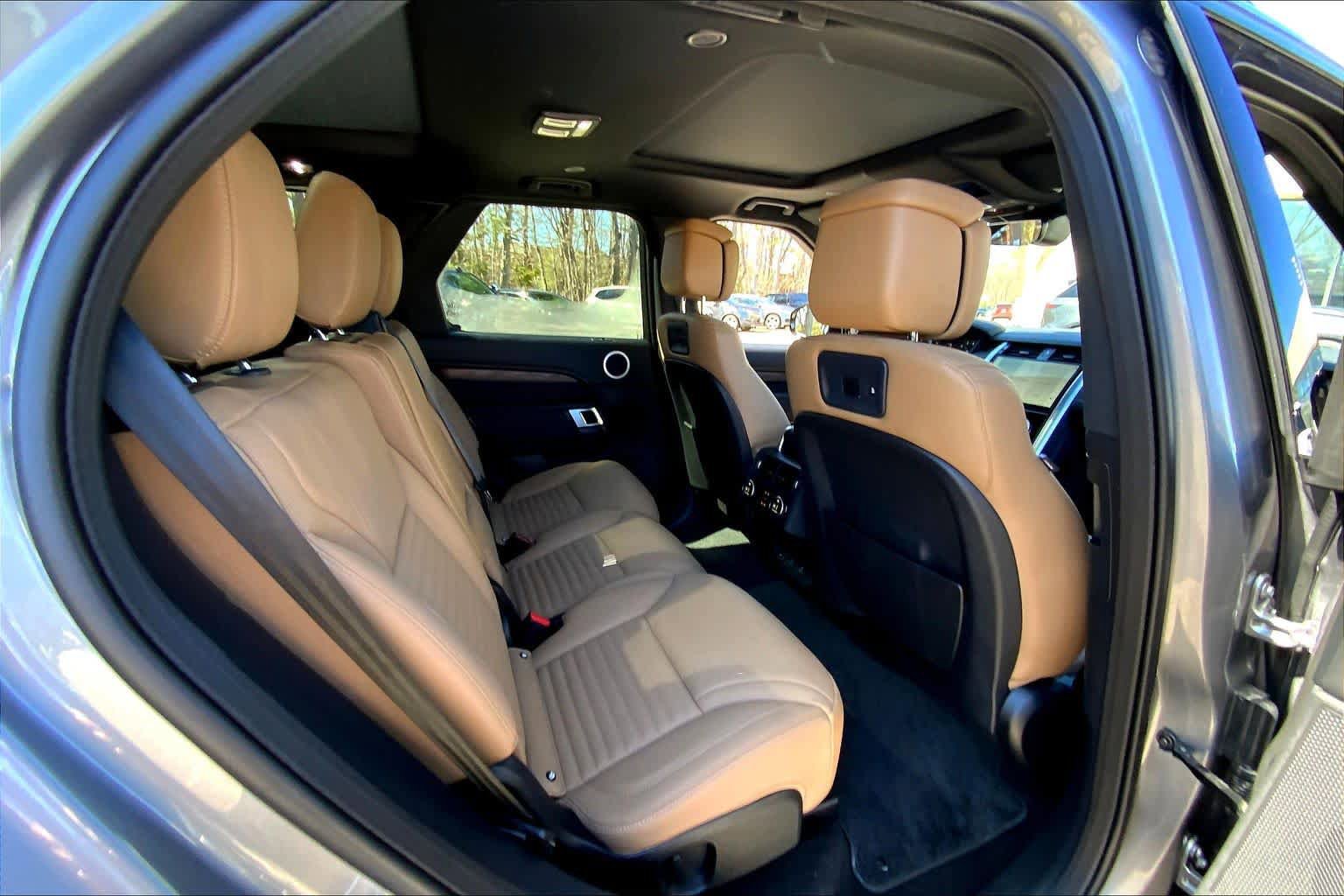 Used 2025 Land Rover Discovery Dynamic SE image 18