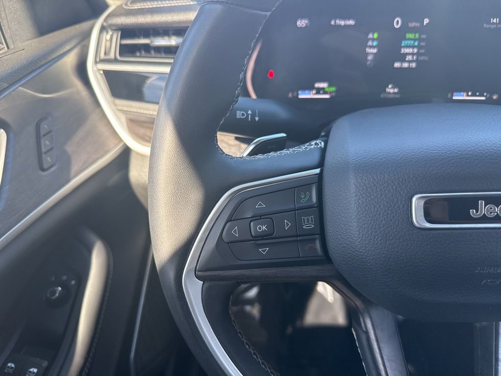 Used 2023 Jeep Grand Cherokee 4WD 4xe image 17