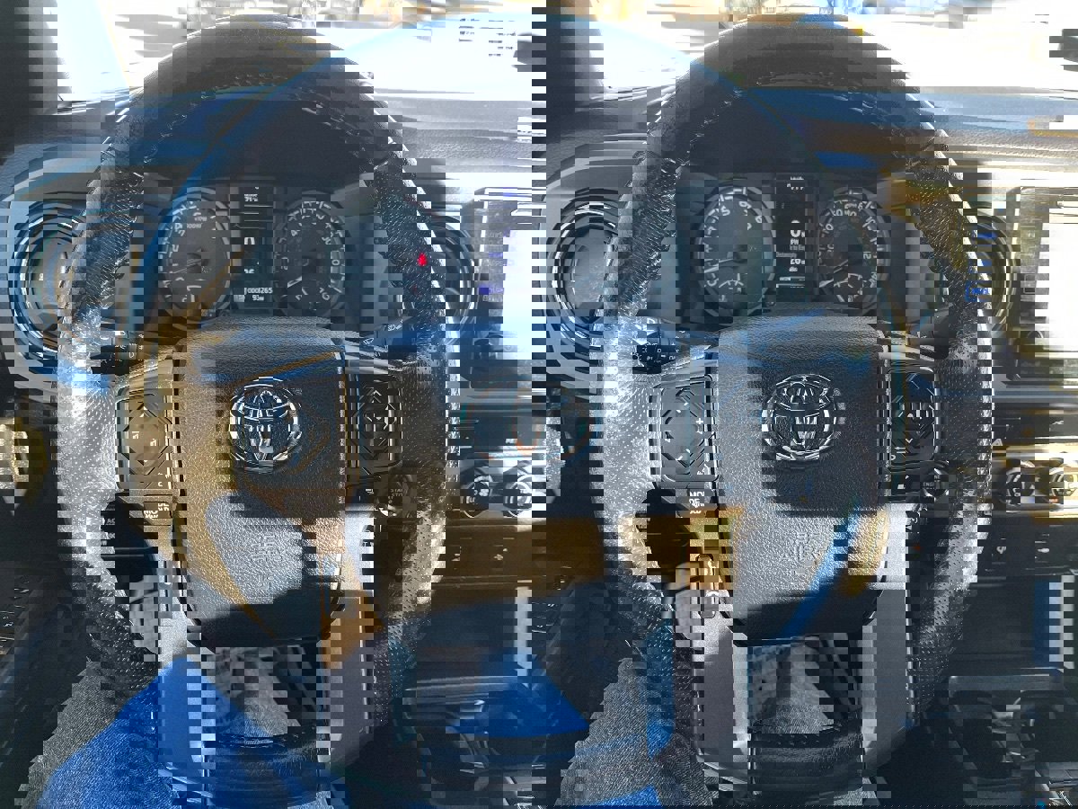 Used 2016 Toyota Tacoma TRD Sport image 18