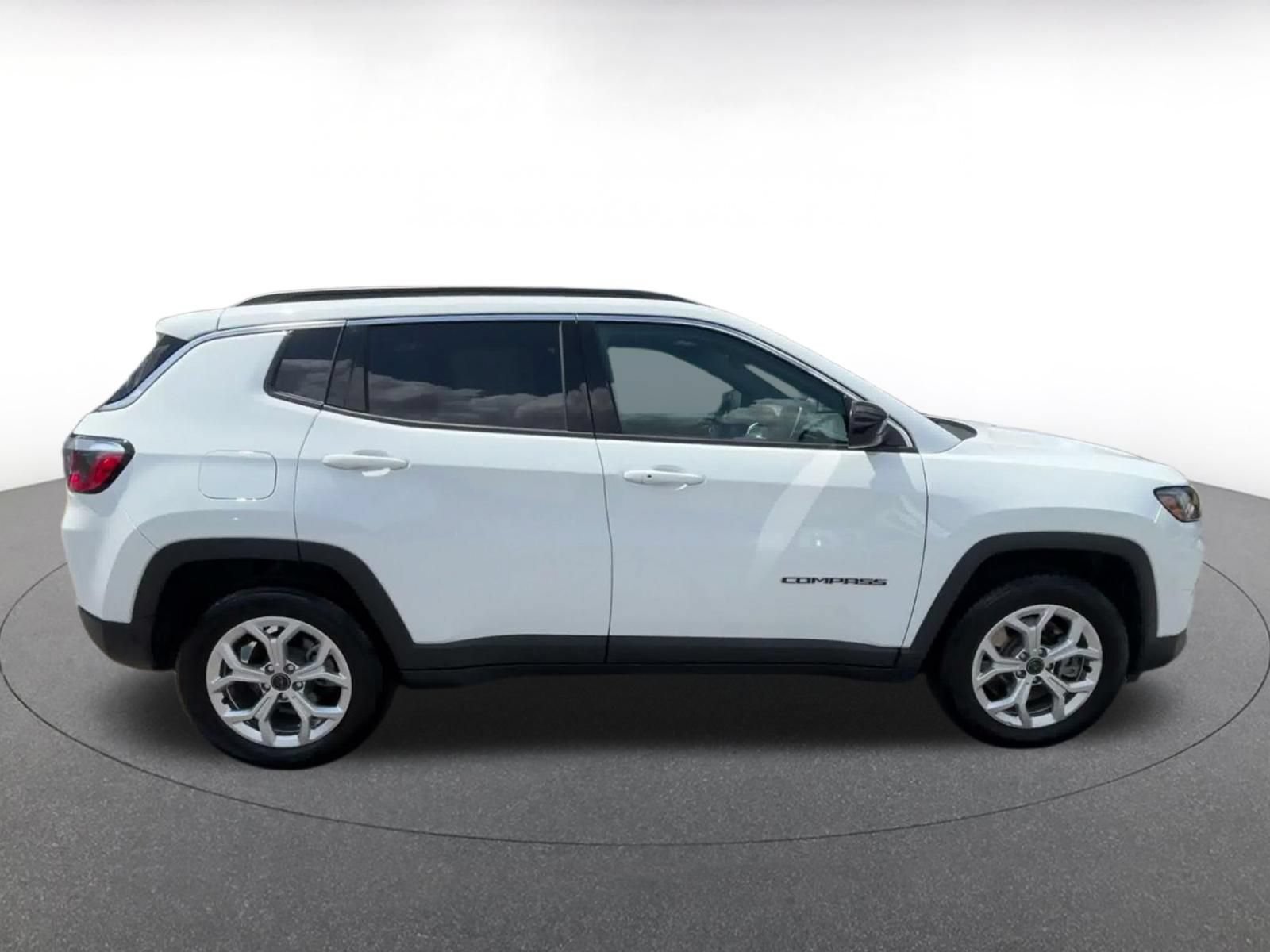 Used 2025 Jeep Compass Latitude AWD/4WD image 16