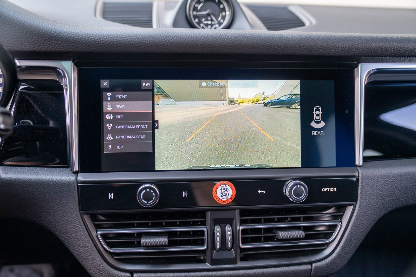 Certified 2025 Porsche Macan AWD/4WD image 17