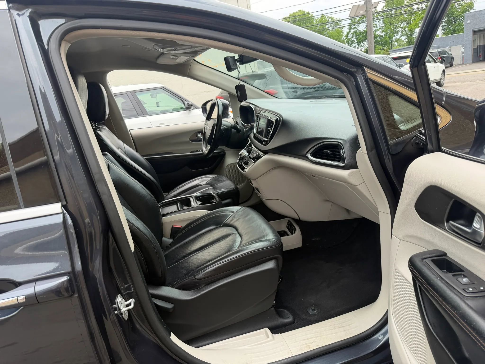 Used 2020 Chrysler Pacifica Touring-L FWD image 26