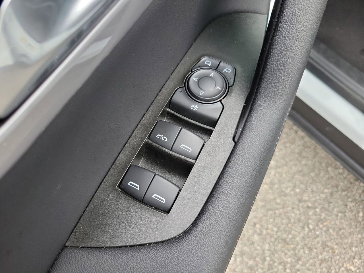 Used 2025 Chevrolet Blazer LT FWD image 19