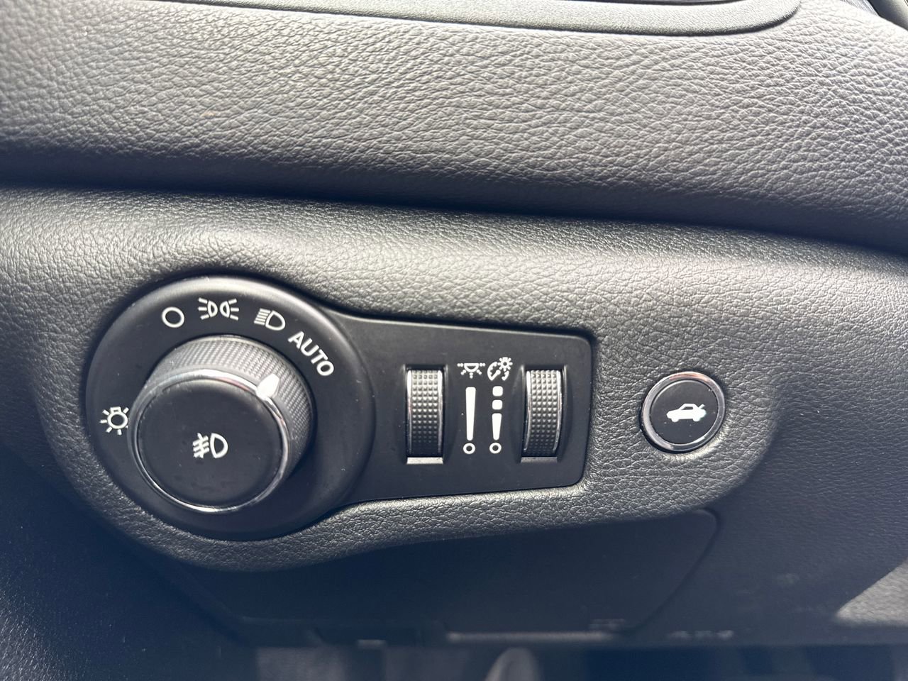 Used 2015 Chrysler 200 S w/ Comfort Group image 26