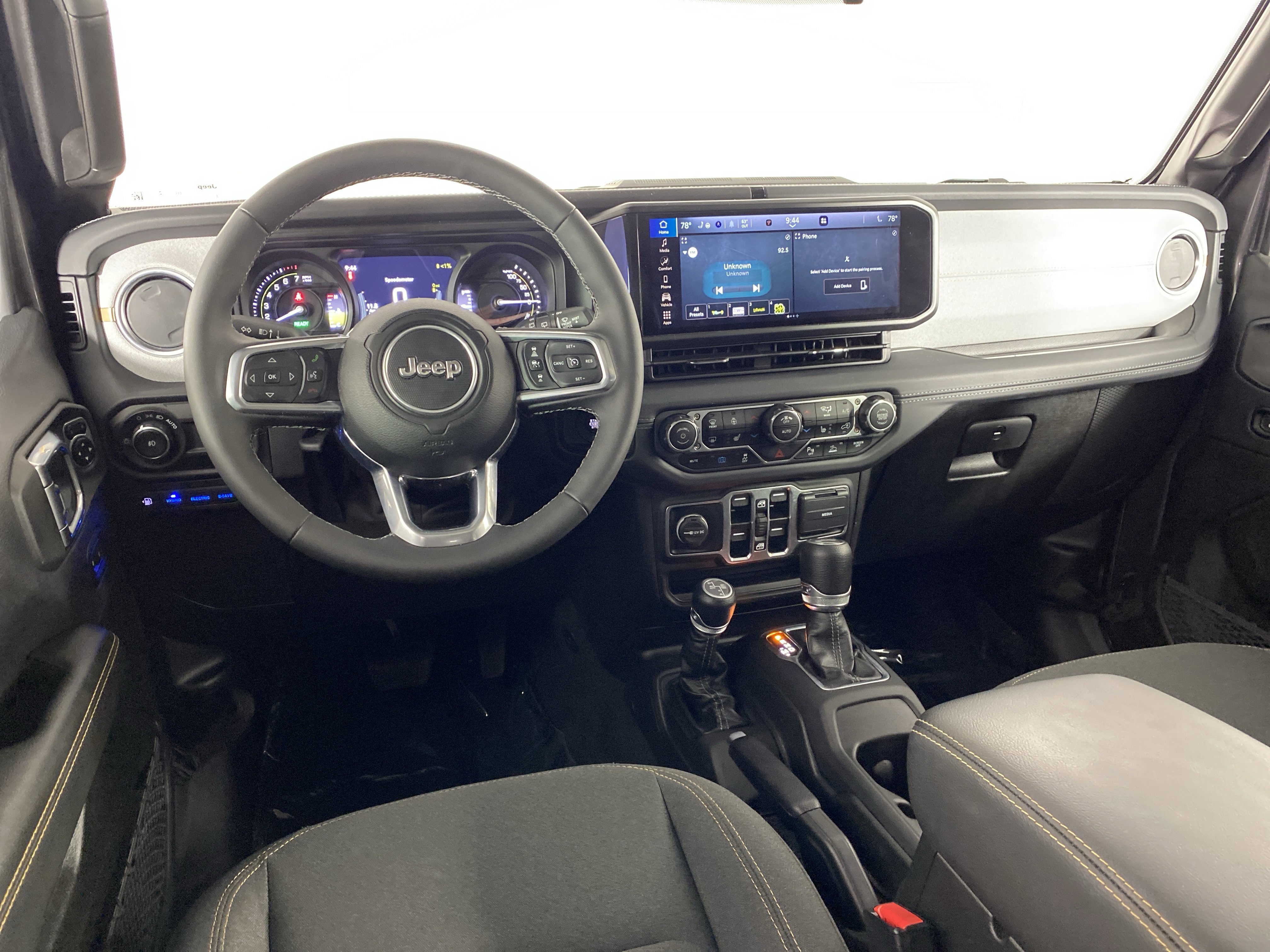 Used 2025 Jeep Wrangler Sahara w/ Safety Group image 18