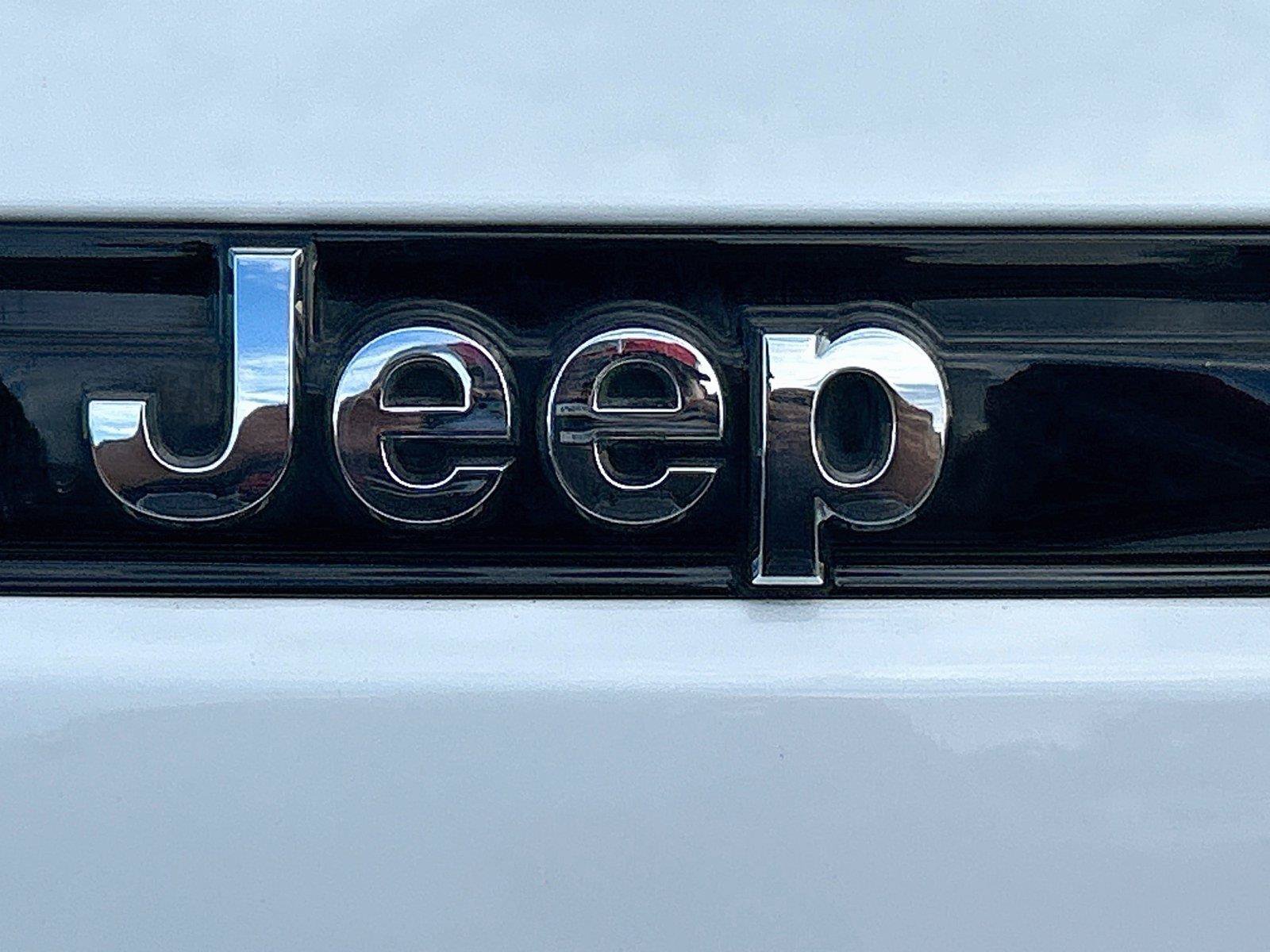 Used 2023 Jeep Grand Cherokee Laredo AWD/4WD image 13