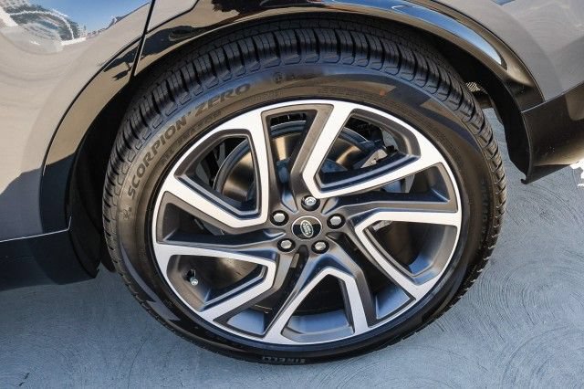 Used 2025 Land Rover Discovery Dynamic SE AWD/4WD image 6
