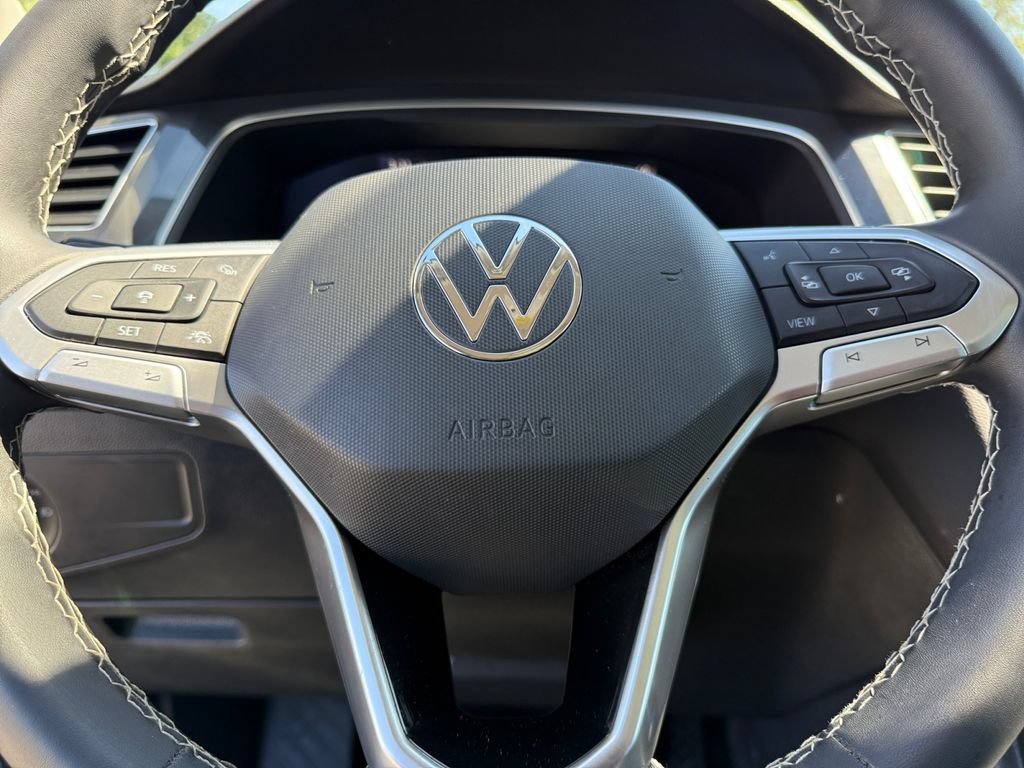 Used 2022 Volkswagen Tiguan SE w/ Panoramic Sunroof Package AWD/4WD image 17