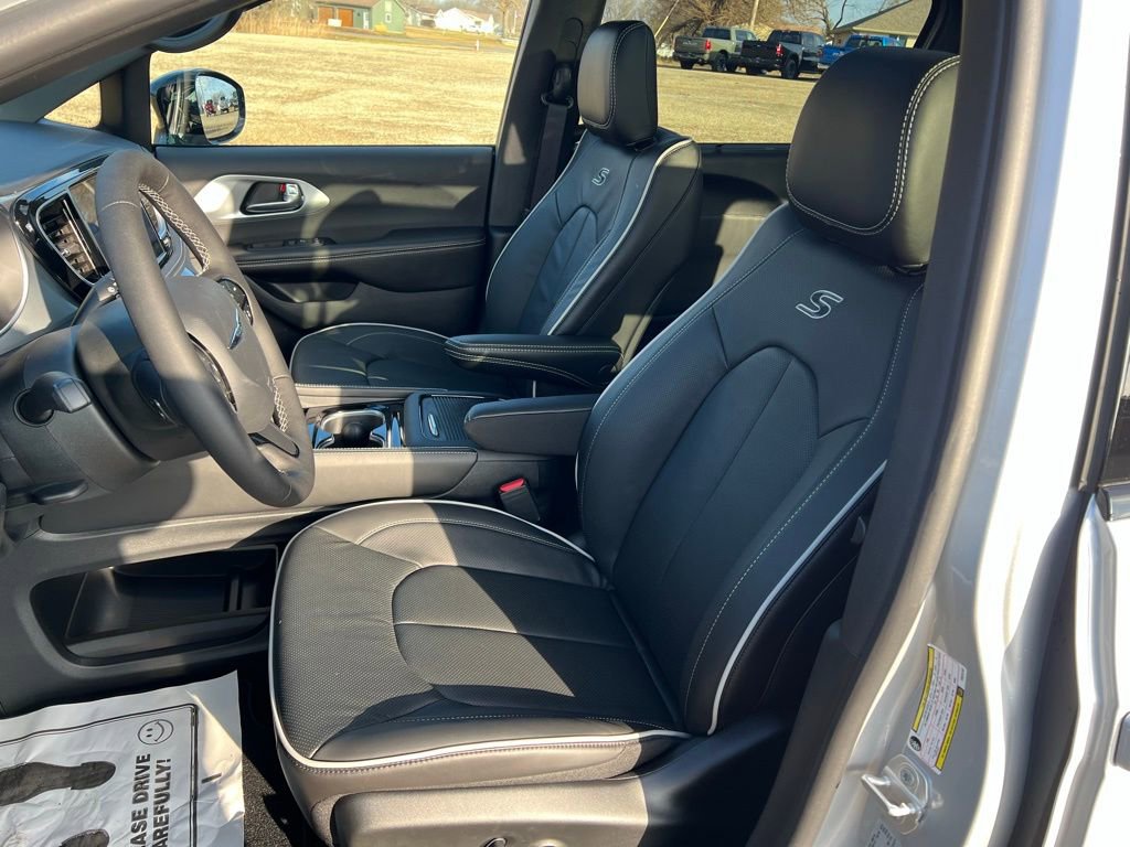 New 2026 Chrysler Pacifica Limited w/ S Appearance Package AWD/4WD image 25